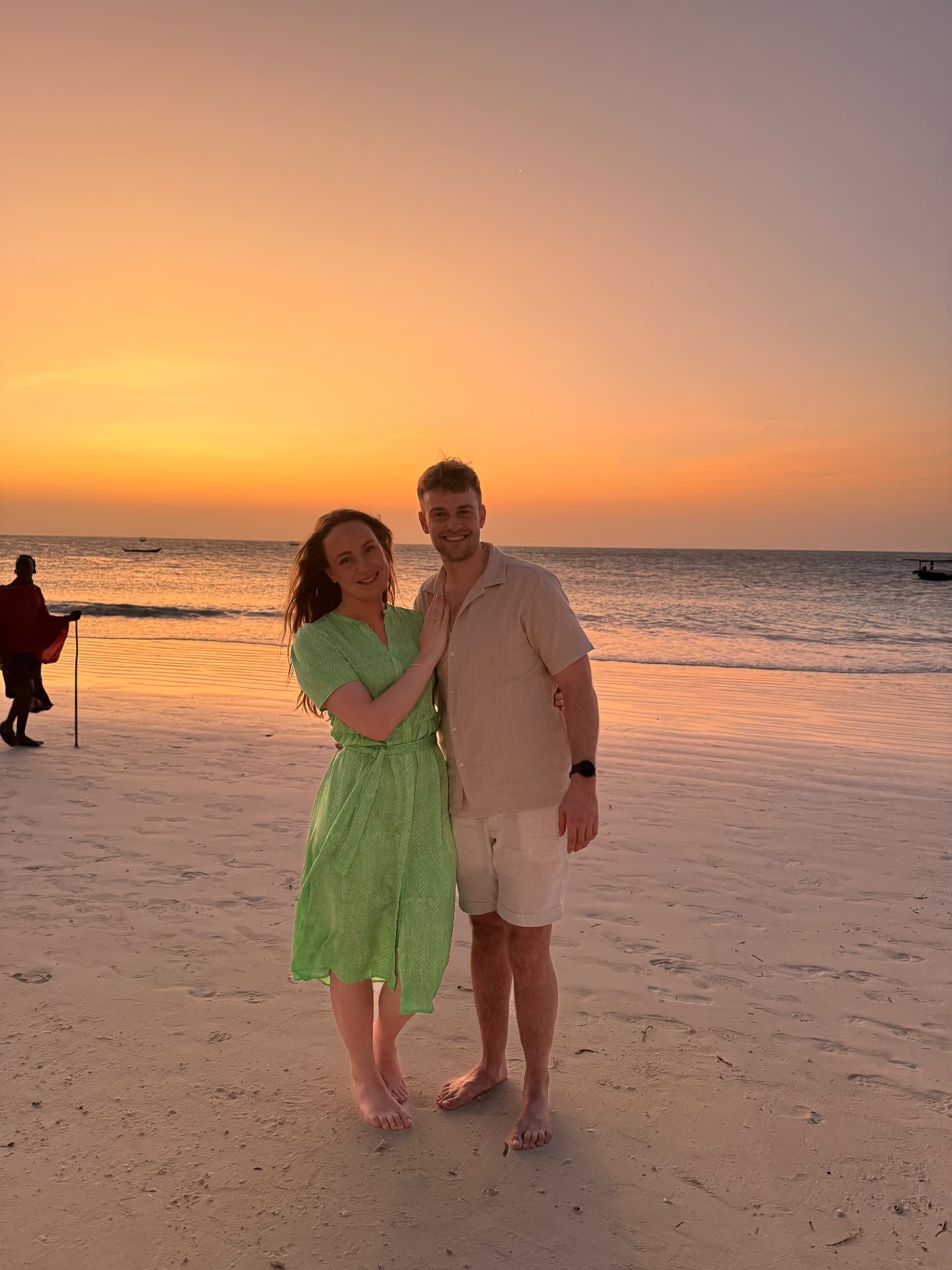 Jenny og Mats på stranda i Zanzibar i solnedgang